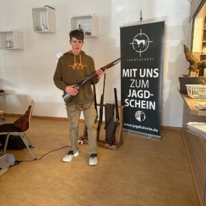 Waffenkunde im Unterricht der Jagdschule Jagdtalente