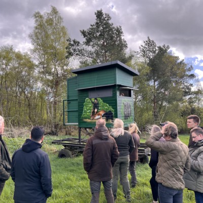 Jagdausbildung in der Praxis: Teilnehmer der Jagdschule Jagdtalente am mobilen Hochsitz im Revier