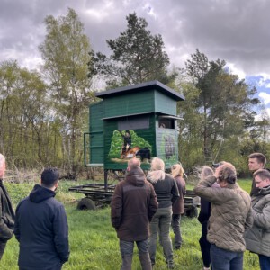 Jagdausbildung in der Praxis: Teilnehmer der Jagdschule Jagdtalente am mobilen Hochsitz im Revier