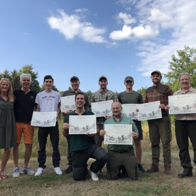 Screenshot Jägerprüfung bestanden: Absolventen der Jagdschule Jagdtalente mit Zeugnissen