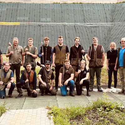 Schießausbildung: Kursgruppe der Jagdtalente auf dem Schießstand